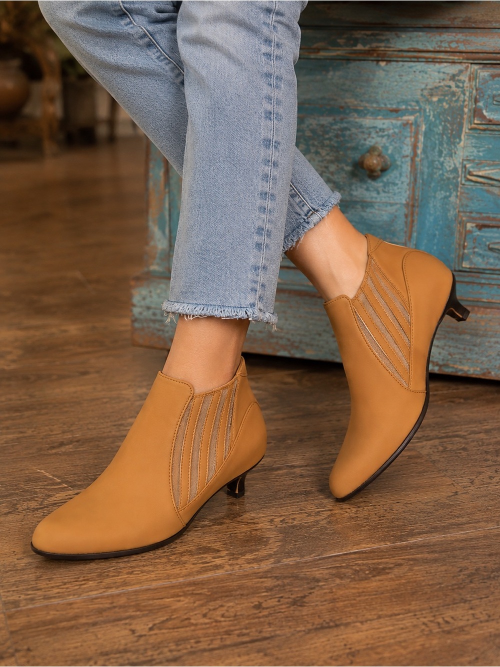Vintage AJ Valencia Women’s Tan Low-Kit Heel Ankle Boots